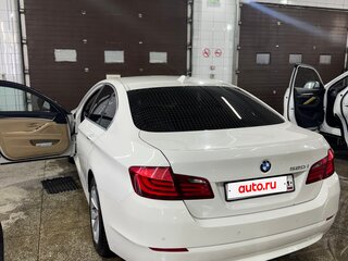 2013 BMW 5 серии 520i VI (F10/F11/F07), белый, 1480000 рублей, вид 2