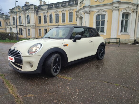 2017 Mini Hatch Cooper III (F55/F56), белый, 1360000 рублей