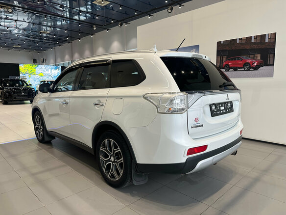 2014 Mitsubishi Outlander III Рестайлинг, белый, 1570000 рублей - вид 3