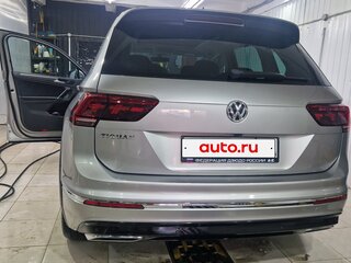 2018 Volkswagen Tiguan II, серебристый, 2300000 рублей, вид 2