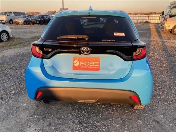 2022 Toyota Yaris IV, синий, 1030000 рублей - вид 4