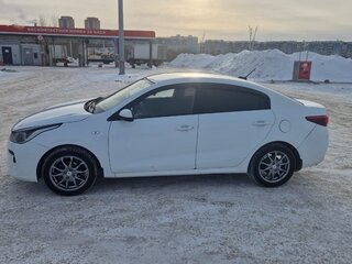 2018 Kia Rio IV, белый, 850000 рублей, вид 4