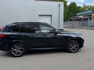 2021 BMW X5 40i IV (G05/G18), чёрный, 7500000 рублей, вид 4