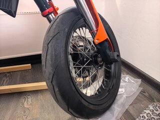 2023 KTM 690 SMC R, оранжевый, 1050000 рублей, вид 5