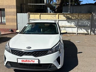 2020 Kia Rio IV, белый, 680000 рублей, вид 3