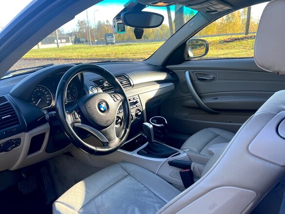 2010 BMW 1 серии 120i I (E81/E82/E87/E88) Рестайлинг, белый, 900000 рублей - вид 4