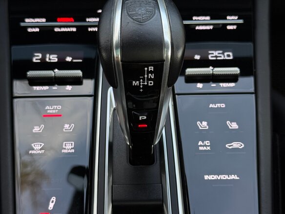 2019 Porsche Cayenne Turbo S E-Hybrid III, чёрный, 12300000 рублей - вид 17