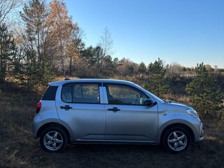 2017 Toyota Passo III, серебристый, 735000 рублей, вид 3