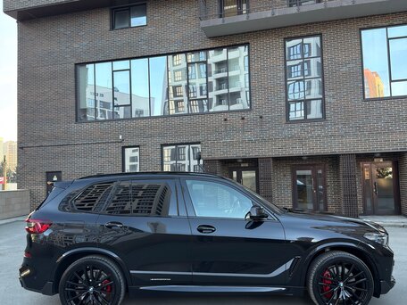 2021 BMW X5 M50i IV (G05/G18), чёрный, 12300000 рублей, вид 4