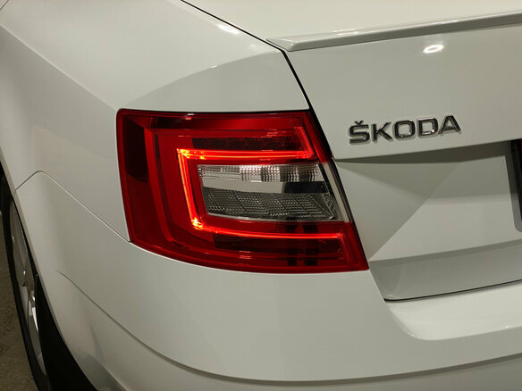 2019 Skoda Octavia III (A7) Рестайлинг, белый, 2100000 рублей - вид 6