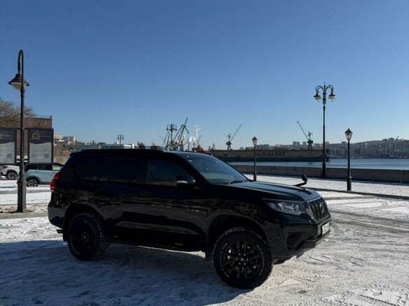 2021 Toyota Land Cruiser Prado 150 Series Рестайлинг 3, чёрный, 5700000 рублей - вид 3