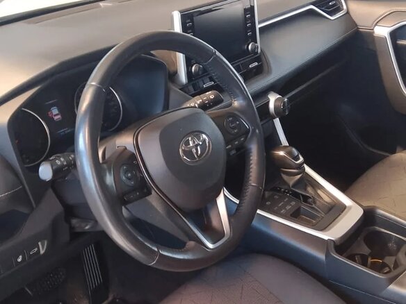 2021 Toyota RAV4 V (XA50), белый, 3600000 рублей - вид 3