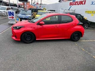 2022 Toyota Yaris IV, красный, 757000 рублей, вид 5