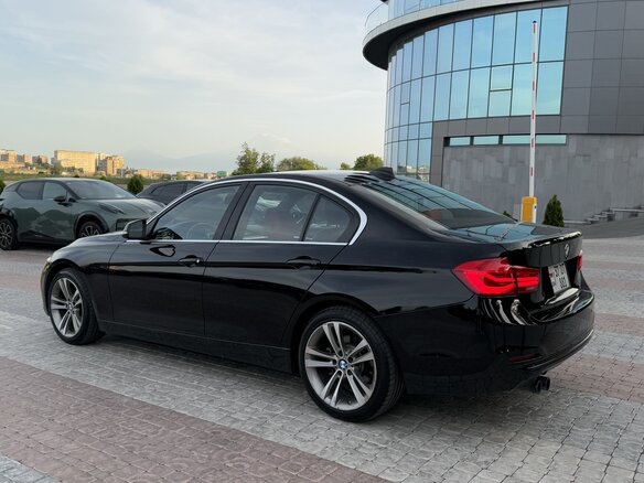 2017 BMW 3 серии 330i xDrive VI (F3x) Рестайлинг, чёрный, 1650000 рублей - вид 3