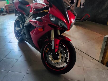 2005 Yamaha YZF-R1, красный, 700000 рублей, вид 1