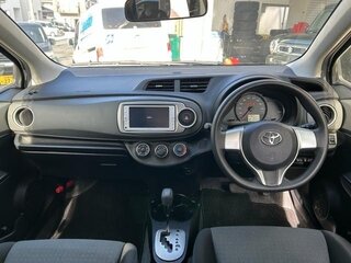 2015 Toyota Vitz III (XP130) Рестайлинг, белый, 550404 рублей, вид 5