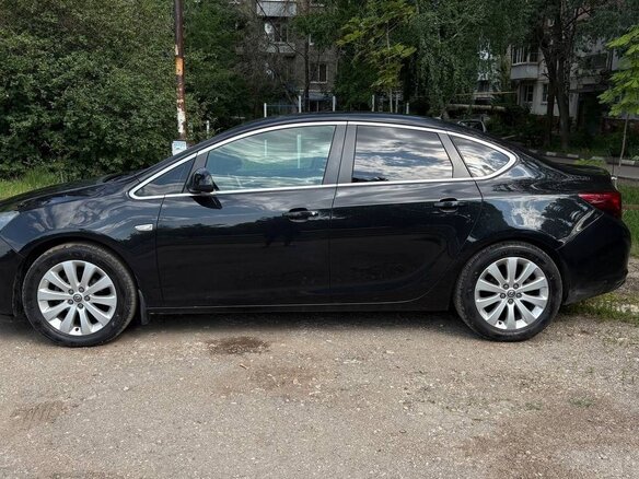 2014 Opel Astra J Рестайлинг, чёрный, 800000 рублей - вид 3