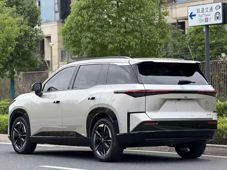 2026 Toyota bZ3X 58.3 kWh, серый, 2820099 рублей, вид 4
