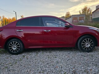 2017 Kia Rio IV, красный, 1200000 рублей, вид 4