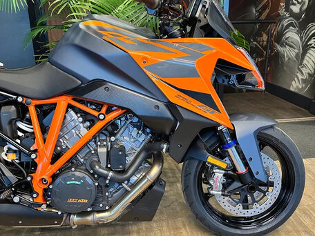 2023 KTM 1290 Super Duke GT, оранжевый, 1728000 рублей, вид 5