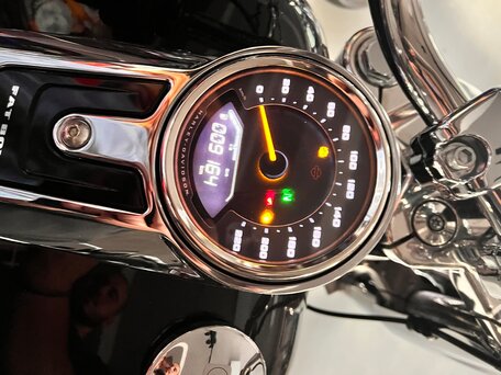 2023 Harley-Davidson Fat Boy, чёрный, 2300000 рублей, вид 3