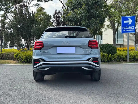 2023 Audi Q2 35 TFSI I Рестайлинг, серый - вид 5