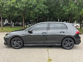2022 Volkswagen Golf VIII, чёрный, 1710000 рублей, вид 5