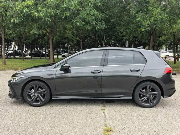 2022 Volkswagen Golf VIII, чёрный, 1710000 рублей - вид 4
