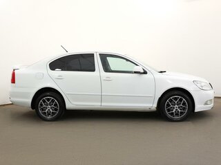 2011 Skoda Octavia II (A5) Рестайлинг, белый, 888000 рублей, вид 3