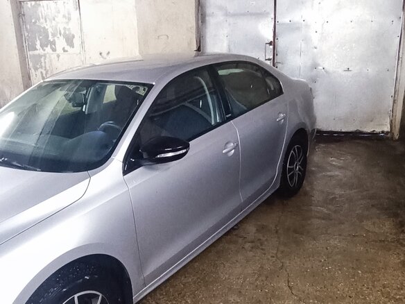 2014 Volkswagen Jetta VI Рестайлинг, серебристый, 850000 рублей - вид 2