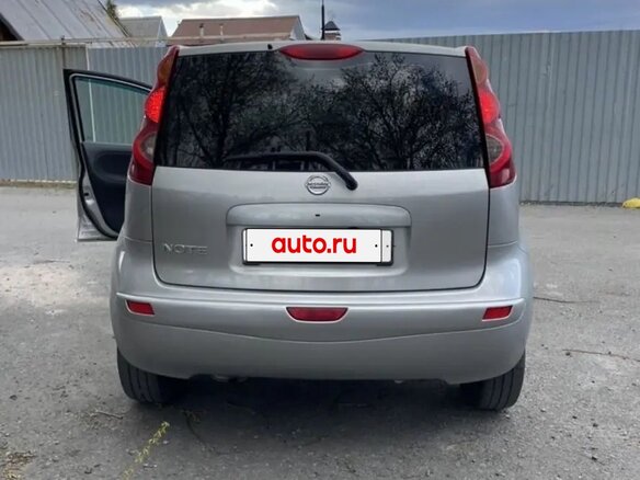 2013 Nissan Note I Рестайлинг, серебристый, 680000 рублей - вид 3