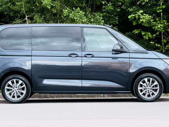 2022 Volkswagen Multivan T7, синий, 5000000 рублей - вид 7