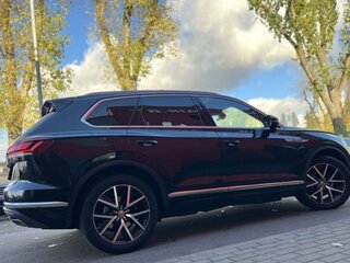 2020 Volkswagen Touareg III, чёрный, 5500000 рублей, вид 4