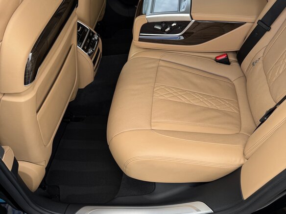 2016 BMW 7 серии 750i xDrive VI (G11/G12), чёрный, 3400000 рублей - вид 11
