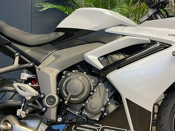2025 Triumph Daytona 660, белый, 1150000 рублей - вид 12