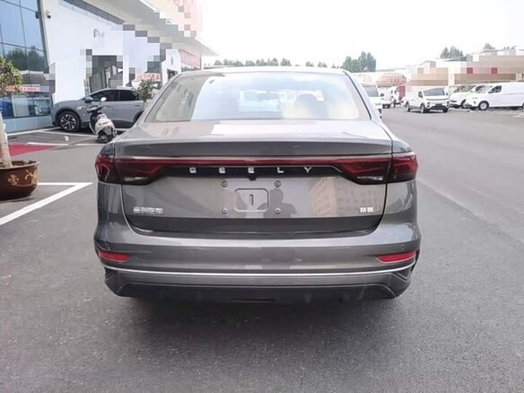 2026 Geely Emgrand III, серебристый - вид 6