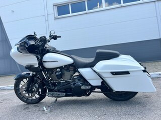 2017 Harley-Davidson Road Glide Limited, белый, 1899000 рублей, вид 5