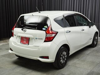 2017 Nissan Note e-Power II Рестайлинг, белый, 1047000 рублей, вид 4