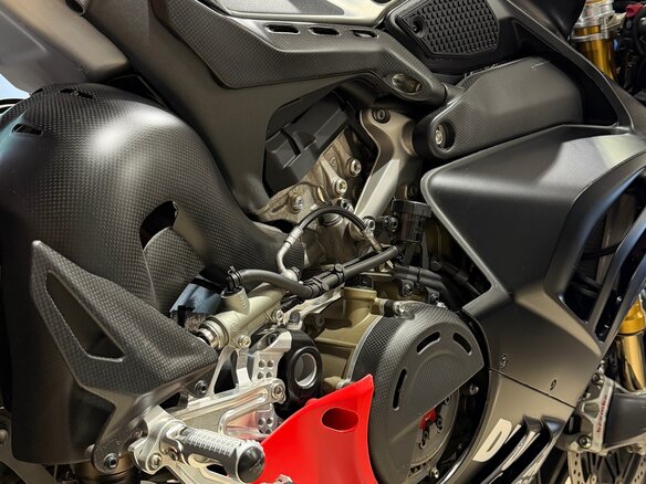2022 Ducati Panigale V4, чёрный, 4100000 рублей - вид 13