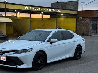 2019 Toyota Camry VIII (XV70), белый, 1700000 рублей, вид 3