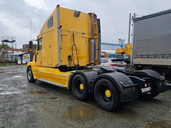 1999 Freightliner Century Class, жёлтый, 2650000 рублей - вид 6
