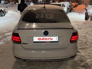 2017 Volkswagen Polo V Рестайлинг, белый, 999999 рублей, вид 4