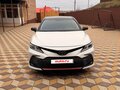 2021 Toyota Camry VIII (XV70) Рестайлинг, белый, 3000000 рублей - вид 1