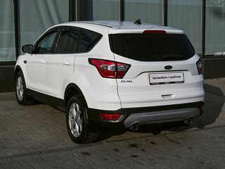 2017 Ford Kuga II Рестайлинг, белый, 1645000 рублей, вид 3
