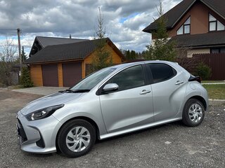 2020 Toyota Yaris IV, серебристый, 1059000 рублей, вид 4