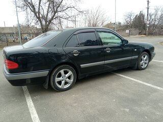 1998 Mercedes-Benz E-Класс 200 II (W210, S210), чёрный, 850000 рублей, вид 2