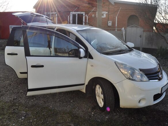 2013 Nissan Note I Рестайлинг, белый, 950000 рублей - вид 5
