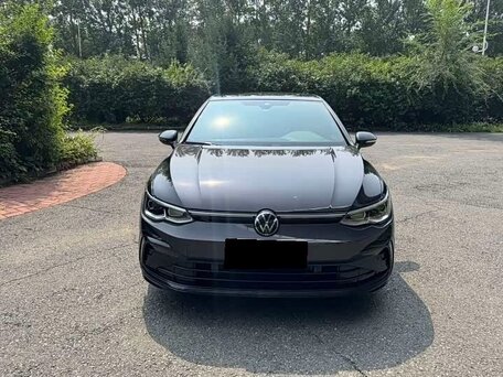 2023 Volkswagen Golf VIII, чёрный, 1970000 рублей, вид 2