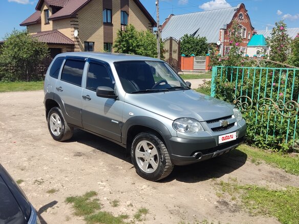 2015 Chevrolet Niva I Рестайлинг, серебристый, 360000 рублей - вид 1