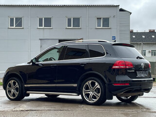2013 Volkswagen Touareg II, чёрный, 2100000 рублей, вид 3